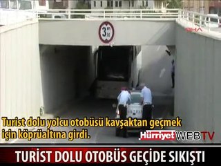 TURİST DOLU OTOBÜS GEÇİDE BÖYLE SIKIŞTI