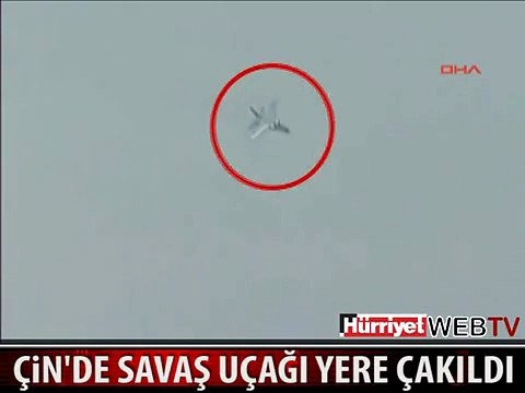 SAVAŞ UÇAĞI BÖYLE YERE ÇAKILDI