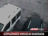 GÜPEGÜNDÜZ ARAÇLARIN CAMLARINI KIRIP BÖYLE SOYDULAR