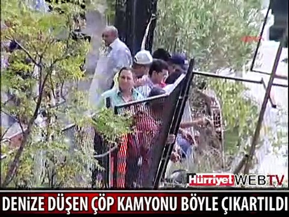 DENİZE DÜŞEN ÇÖP KAMYONU AĞIR AĞIR ÇIKARILDI