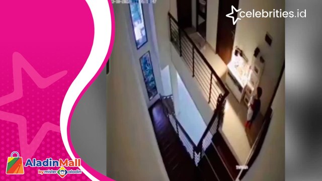 Tya Ariestya Panik Anaknya Jatuh dari Tangga, Terlihat dari Rekaman CCTV