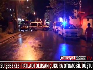 SU ŞEBEKESİ ÇUKURUNA OTOMOBİL DÜŞTÜ