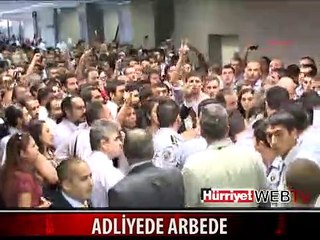 Скачать видео: ÇAĞLAYAN'DAKİ ADALET SARAYI'NDA ARBEDE