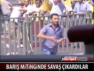 VATANDAŞ KORKUDAN CAMINDAKİ TÜRK BAYRAĞI'NI İNDİRDİ