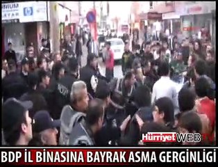 BDP İL BİNASINA BAYRAK ASMA GERGİNLİĞİ