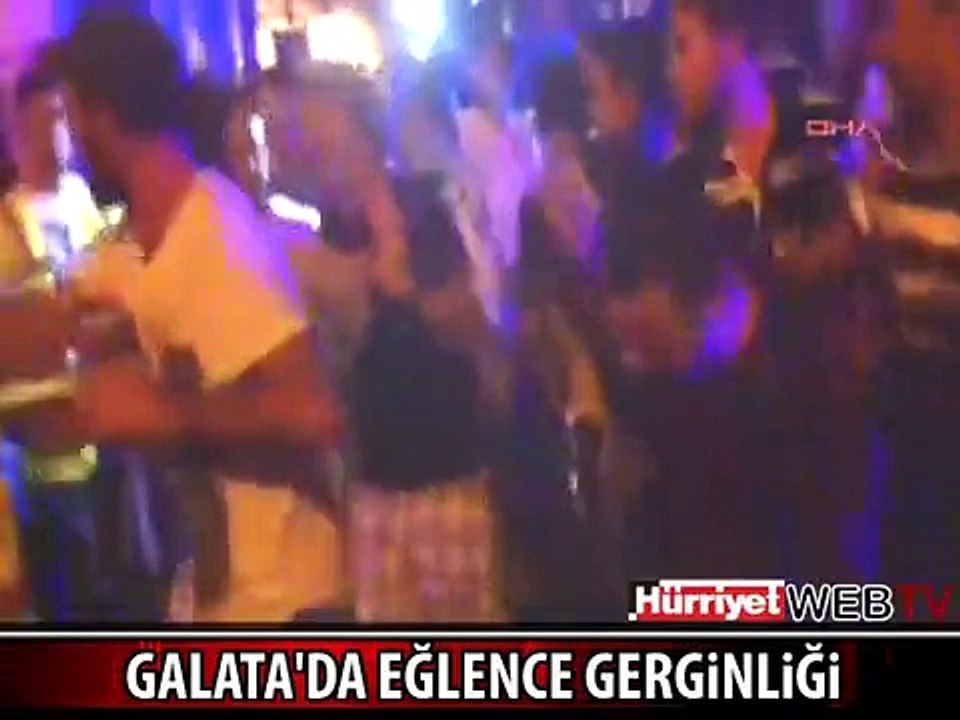 GALATA'DA İÇKİ İÇENLERE POLİS BÖYLE MÜDAHALE ETTİ