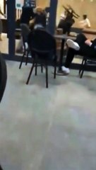 Bacak bacak üstüne atıp kavga izledi, gündem oldu