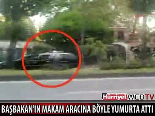 BAŞBAKAN'IN ARACINA BÖYLE YUMURTA ATTI