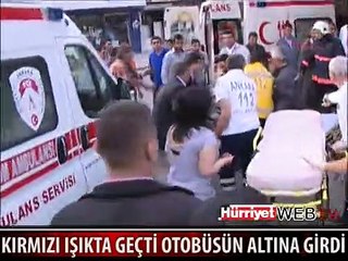 ÇARPIŞMANIN ETKİSİYLE ARAÇTAKİLER YOLA FIRLADI