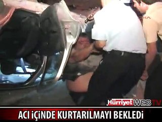 OTOMOBİLDE SIKIŞAN SÜRÜCÜ BÖYLE KURTARILDI