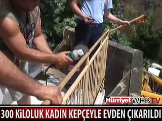 300 KİLOLUK KADIN KEPÇEYLE EVDEN ÇIKARDI