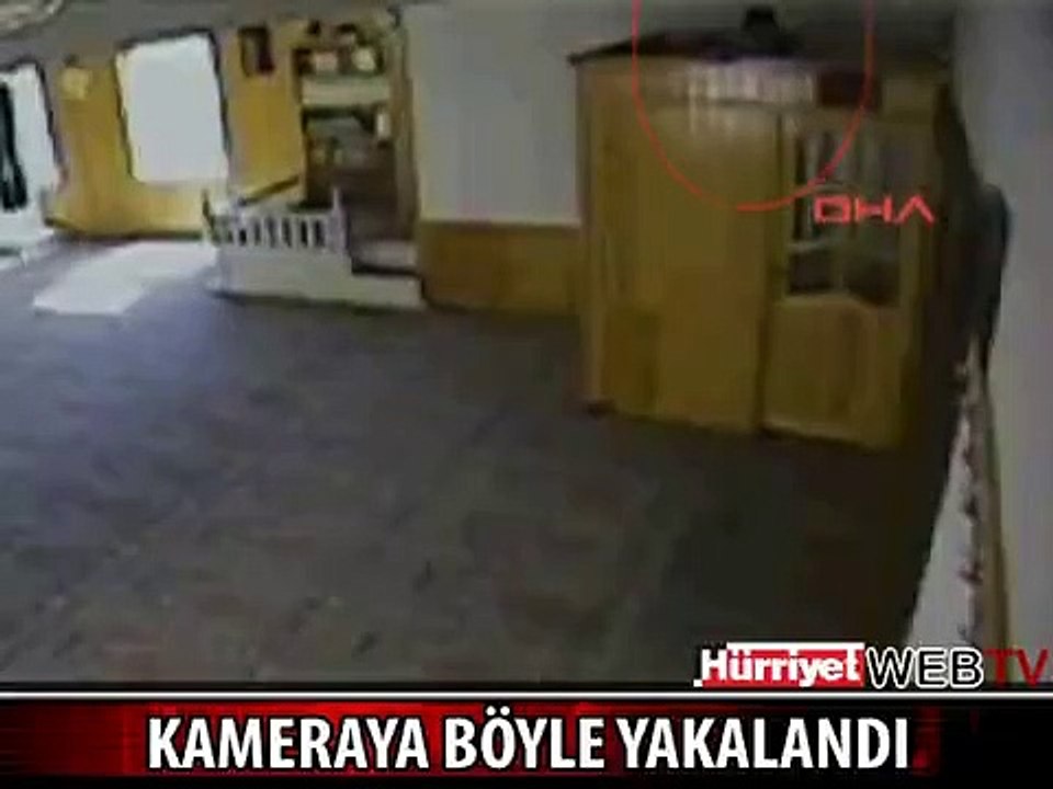 KAMERA ONU BÖYLE YAKALADI