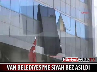 12 TERÖRİST İÇİN VAN BELEDİYESİ'NE SİYAH BEZ ASILDI