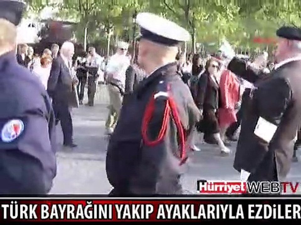 TÜRK BAYRAĞINI YAKIP AYAKLARIYLA EZDİLER