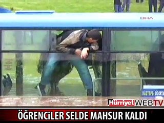 ÖĞRENCİLER SELDE MAHSUR KALDI