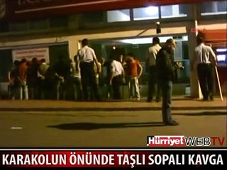 KARAKOLUN ÖNÜNDE TAŞLI SOPALI KAVGA