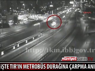 İŞTE TIR'IN METROBÜS DURAĞINA ÇARPMA ANI