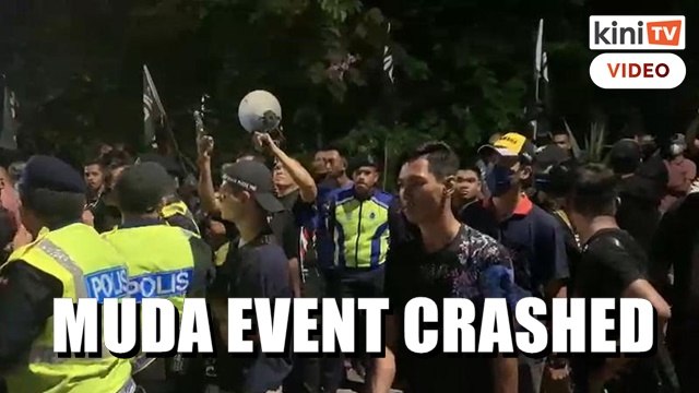 Youths disrupt Muda ceramah in Muar