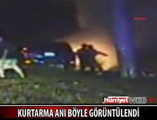 POLİS YANMAK ÜZERE OLAN KADINI KURTARDI