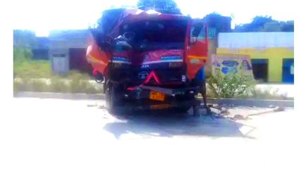 वाराणसी फोरलेन हाईवे पर भदैया गांव के पास  दो ट्रक आमने सामने टकरा गई जिसमें  चार लोग गंभीर रूप से घायल हो गए एक का पैर कट गया