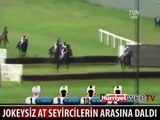 YARIŞ ATI SEYİRCİLERİN ÜZERİNE ATLADI