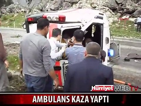 KAYGANLAŞAN YOLDA AMBULANS YAN YATTI