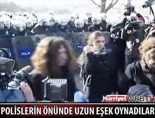 POLİS KALKANINDA UZUN EŞEK OYNADILAR