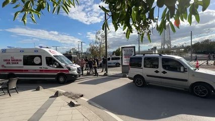 Ambulans hatalı park edilen araç nedeniyle sokağa giremedi... Hasta küçük kız yürüyerek taşındı