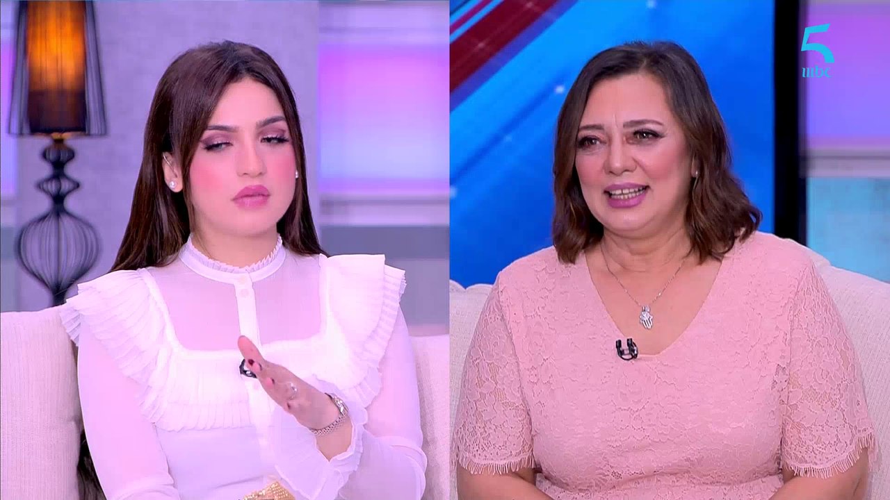 ياسمين عز : رقصة المناخير كانت ارتجال ولا متفقين عليها؟ .. عزة بهاء تكشف كواليس اشهر افيه في مسرحية الواد سيد الشغال (انت شديد اوي مع الموظفين بتوعك)