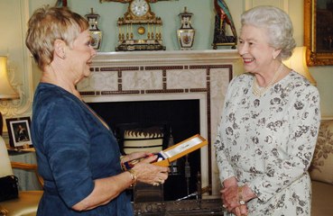 Judi Dench acusa 'The Crown' de ser 'cruelmente injusta' com família real