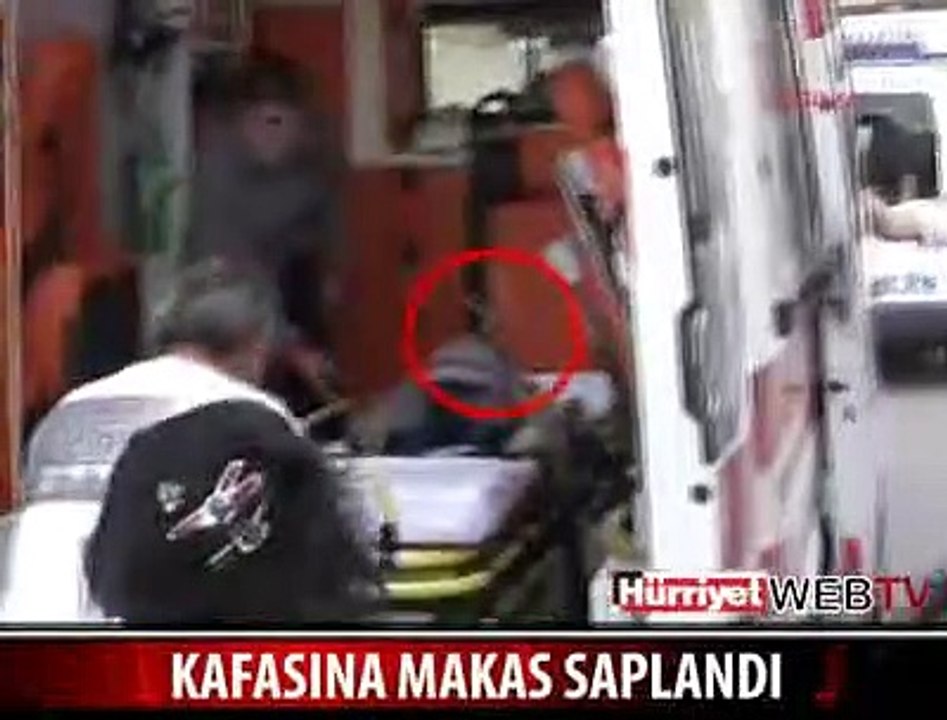 BAŞINA MAKAS SAPLANDI