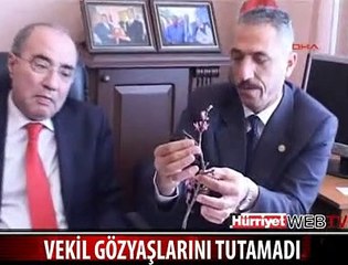 VEKİL GÖZYAŞLARINI TUTAMADI