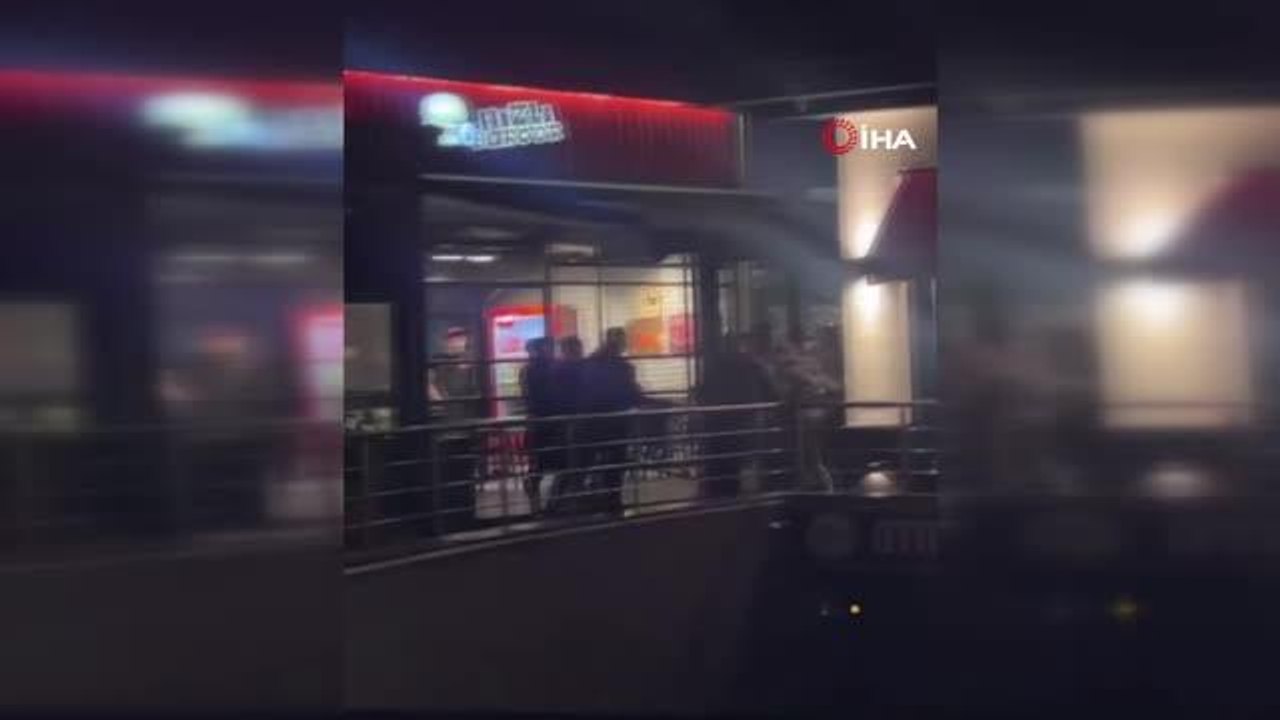 İstanbul'da barda başlayan kavga dışarıya taştı: Tekme, tokat ve masalı kavga kamerada
