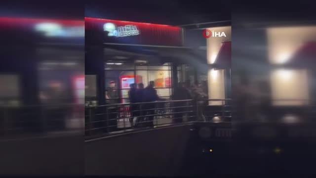 İstanbul'da barda başlayan kavga dışarıya taştı: Tekme, tokat ve masalı kavga kamerada