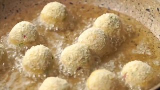 अंडी आणि बटाट्याचे क्रिस्पी आणि मसालेदार बॉल्स #artiskitchen #eggballs #eggrecipe #potatorecipe