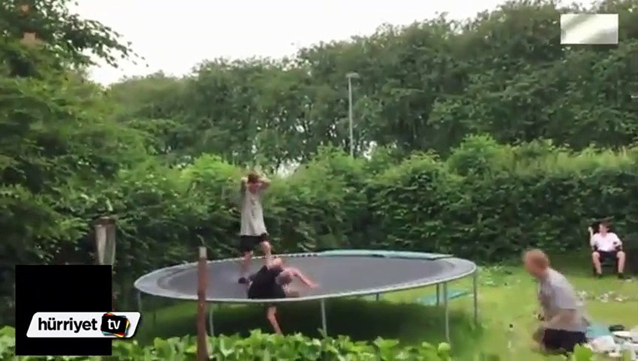 Trambolinde zıplarken kolunu kırdı