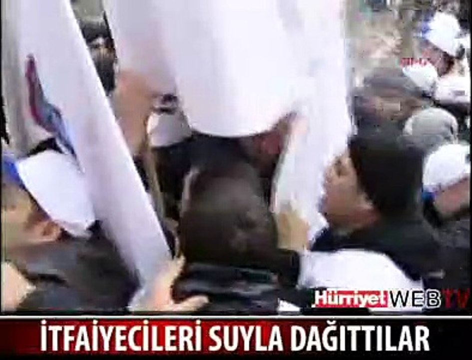 İTFAİYECİLERİ SUYLA DAĞITTILAR