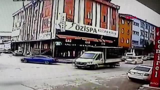 DİREKSİYON BAŞINDA SARA NÖBETİ GEÇİREN SÜRÜCÜNÜN OTOMOBİLİ 6 ARACA ÇARPTI; O ANLAR KAMERADA