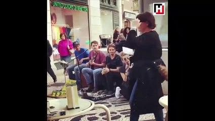 İrem Derici sokakta şarkı söyledi, kimse tanımadı!