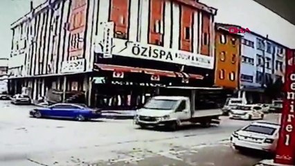 Direksiyon başında sara krizi geçirince 6 araca çarptı