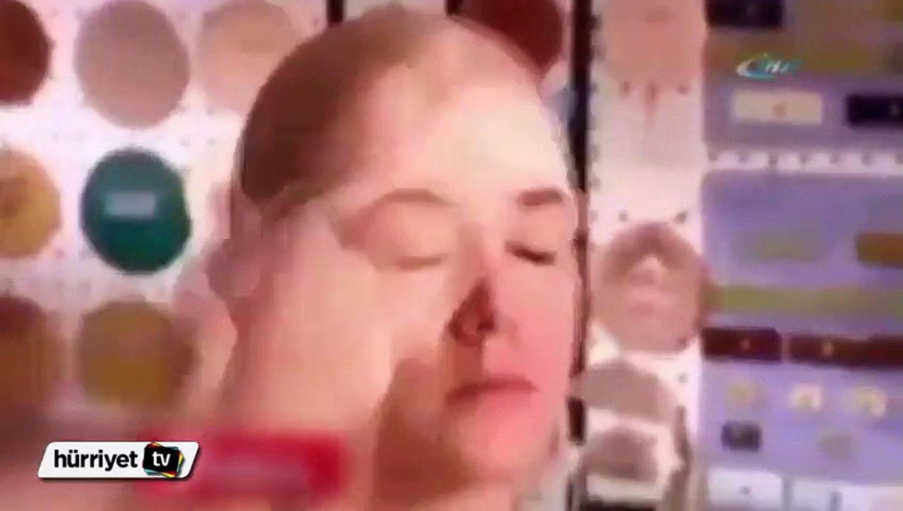 Genç kadın profesyonel makyaj sayesinde 1 dakikada 50 yıl yaşlandı.