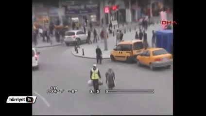 Trafik polisinin yaşlı kadına yardımı MOBESE'de