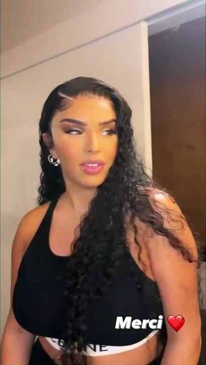 La story Instagram d'Imen Es après son concert. Imen Es clashée sur ses fesses et accusée d'avoir fait un BBL (opération de chirurgie esthétique), la chanteuse répond : "Vous êtes frustrés", "c'est mon corps de maman" !