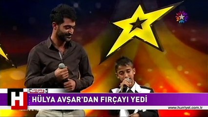 HÜLYA AVŞAR'DAN FIRÇAYI YEDİ