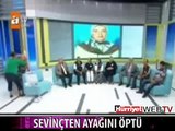 MÜGE ANLI'NIN ÖNCE ELİNİ SONRA AYAĞINI ÖPTÜ