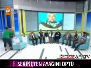 MÜGE ANLI'NIN ÖNCE ELİNİ SONRA AYAĞINI ÖPTÜ