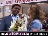 DOKTORDAN HASTANE ÖNÜNDE SÜRPRİZ EVLİLİK TEKLİFİ