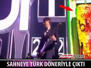 İNGİLİZ GRUBU SAHNESİNDE TÜRK DÖNERİ