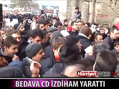 BEDAVA CD ALABİLMEK İÇİN BİRBİRLERİNİ EZDİLER