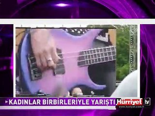KADINLAR GÖĞÜSLERİNİ GÖSTERMEK İÇİN YARIŞTI